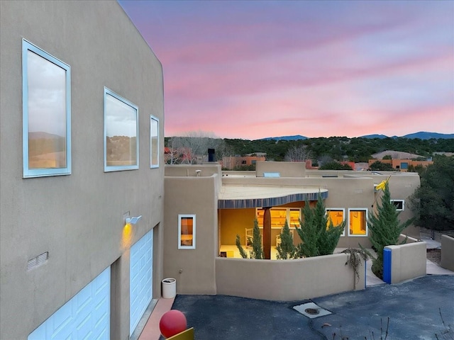 view of front facade featuring stucco siding and a mountain view