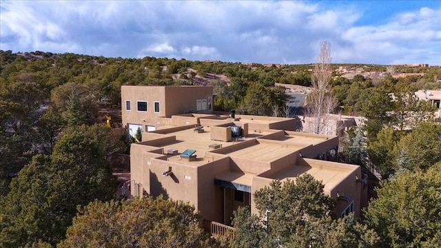 birds eye view of property featuring a forest view