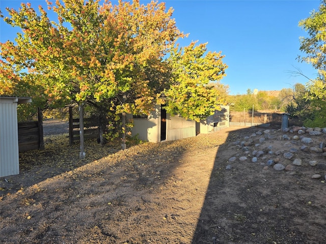 view of yard with an outdoor structure