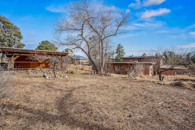 view of yard featuring an outdoor structure and a pole building