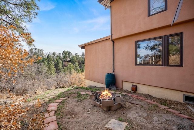 view of yard featuring an outdoor fire pit