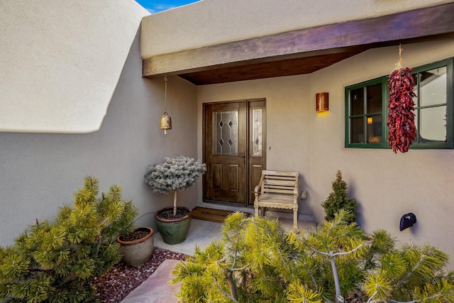 property entrance featuring stucco siding