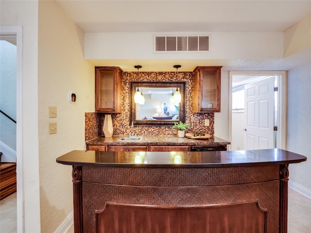 bar with visible vents, decorative light fixtures, backsplash, stairway, and baseboards