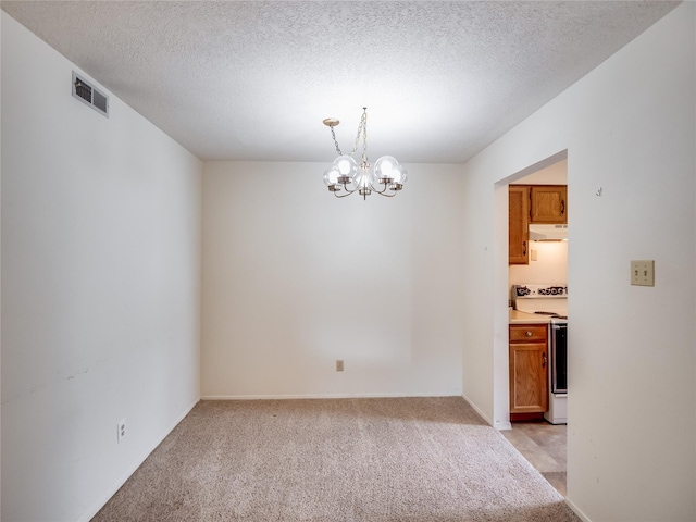 empty room with visible vents, light colored carpet, a chandelier, and a textured ceiling