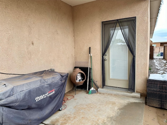 view of exterior entry with stucco siding