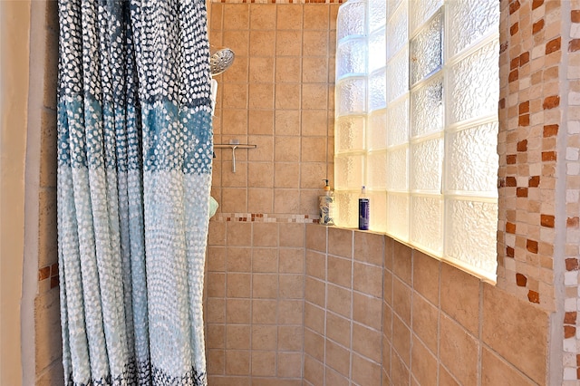 full bath with tiled shower