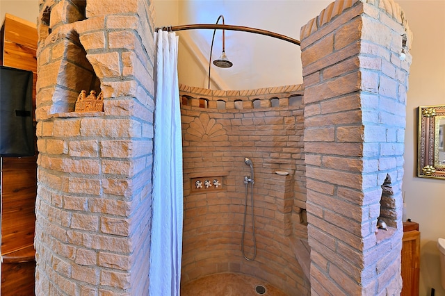 full bathroom featuring toilet and tiled shower