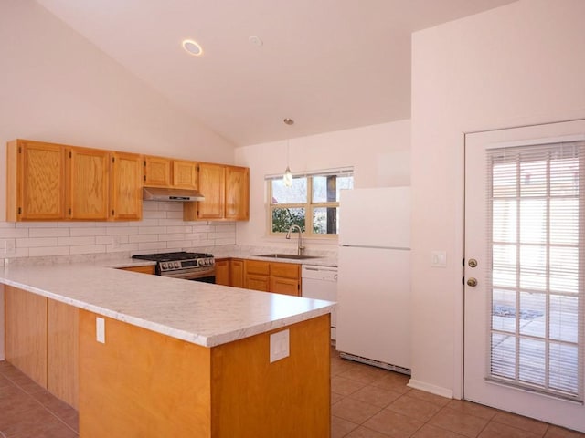 kitchen featuring a sink, under cabinet range hood, white appliances, a peninsula, and light tile patterned flooring