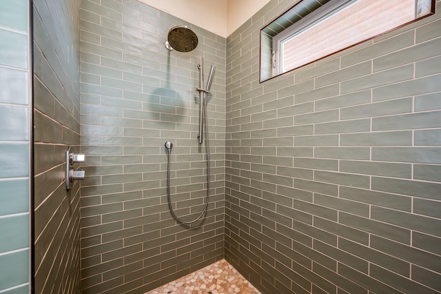 full bathroom featuring a tile shower