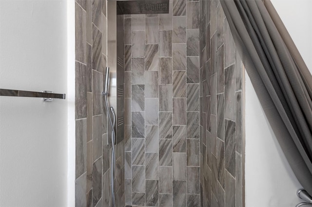 bathroom featuring tiled shower