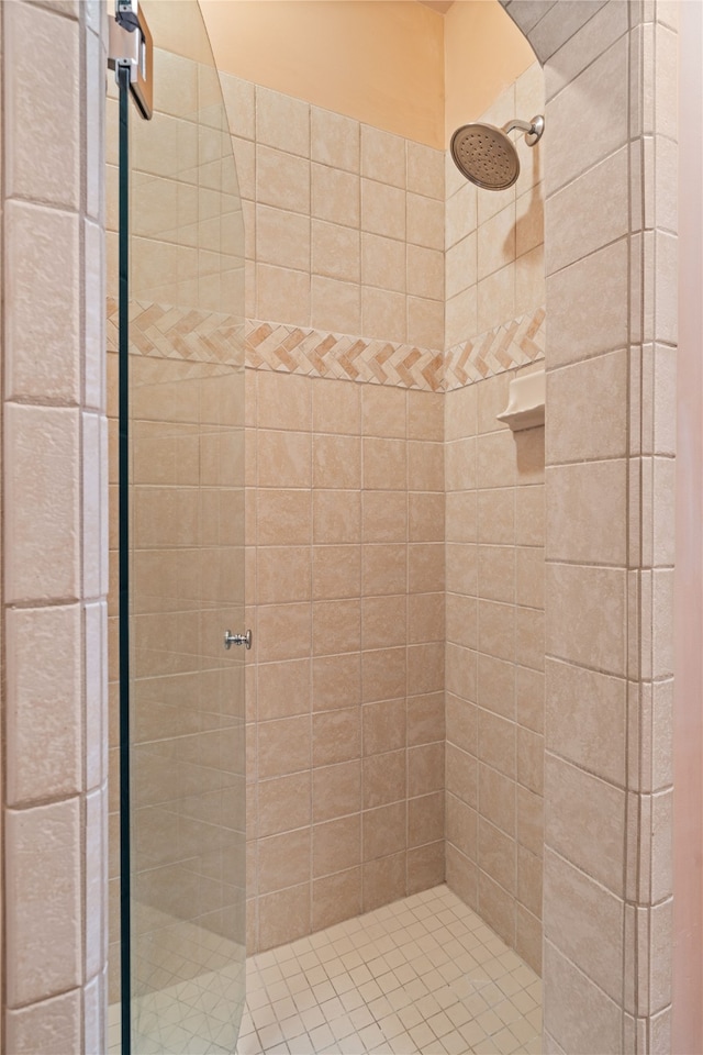 bathroom featuring a tile shower