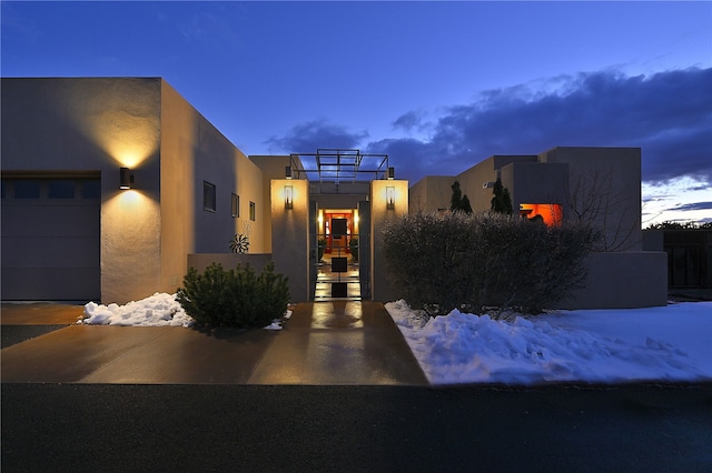570 Via Arista, Santa Fe, NM 87506 - view of front facade with stucco siding, fence, and a gate