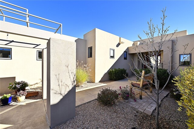 570 Via Arista, Santa Fe, NM 87506 - exterior space featuring a patio and stucco siding