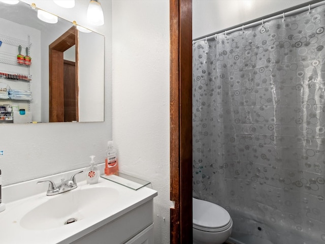 full bath with vanity, a shower with shower curtain, and toilet