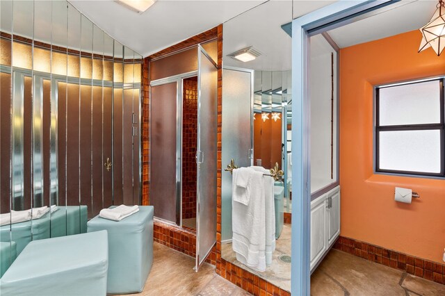 6 Overlook Rd, Santa Fe, NM 87505 - bathroom featuring a stall shower, baseboards, and vaulted ceiling