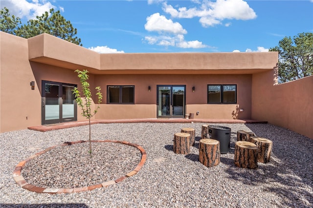 6 Overlook Rd, Santa Fe, NM 87505 - rear view of property featuring stucco siding and a patio
