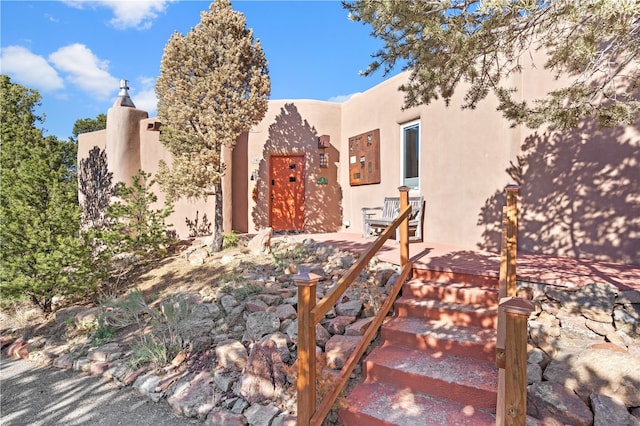 6 Overlook Rd, Santa Fe, NM 87505 - pueblo-style home featuring stucco siding