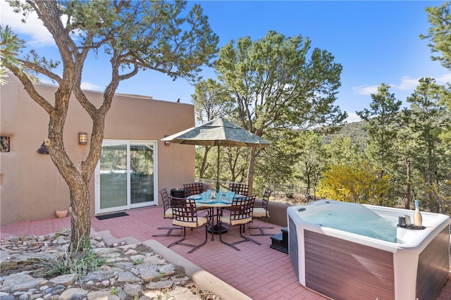 6 Overlook Rd, Santa Fe, NM 87505 - view of patio with a hot tub and outdoor dining area