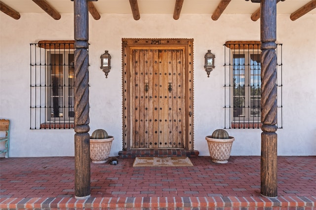 property entrance featuring stucco siding