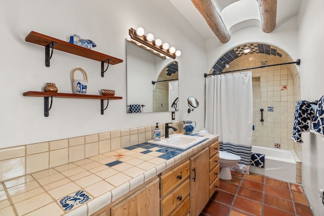 full bathroom featuring vanity, shower / tub combo with curtain, tile patterned flooring, backsplash, and toilet