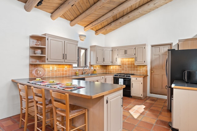 kitchen featuring a peninsula, black gas range oven, decorative backsplash, wood ceiling, and a sink