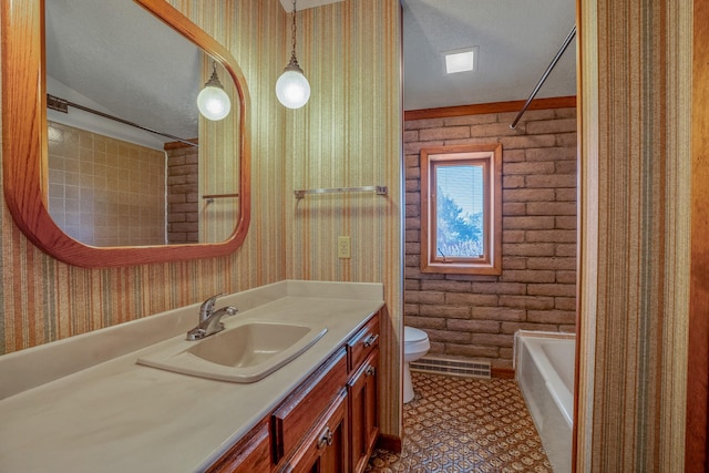 full bathroom featuring visible vents, toilet, a textured ceiling, vanity, and wallpapered walls
