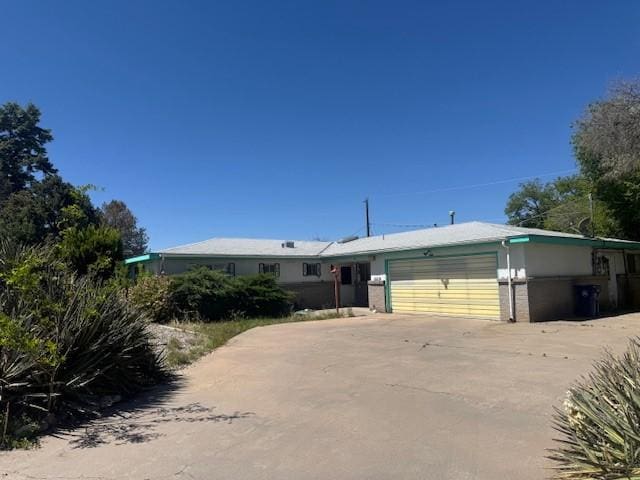 996 Camino Rizo, Santa Fe, NM 87505 - view of front of property with a garage and driveway