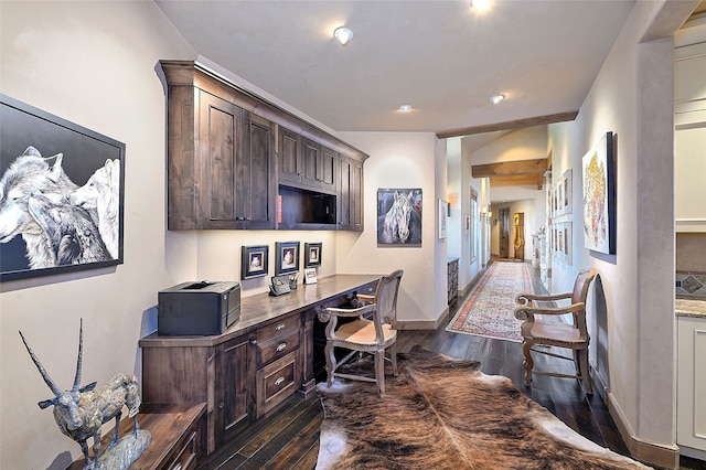 home office with recessed lighting, built in study area, baseboards, and dark wood-style flooring