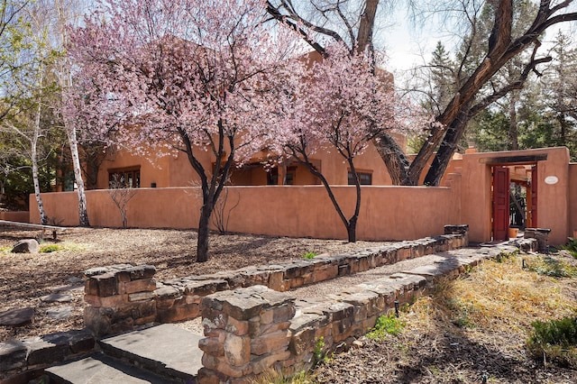 6 El Nido Ln, Santa Fe, NM 87506 - view of yard featuring a fenced front yard
