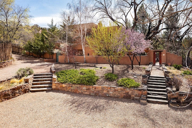 6 El Nido Ln, Santa Fe, NM 87506 - view of yard with stairs and fence private yard