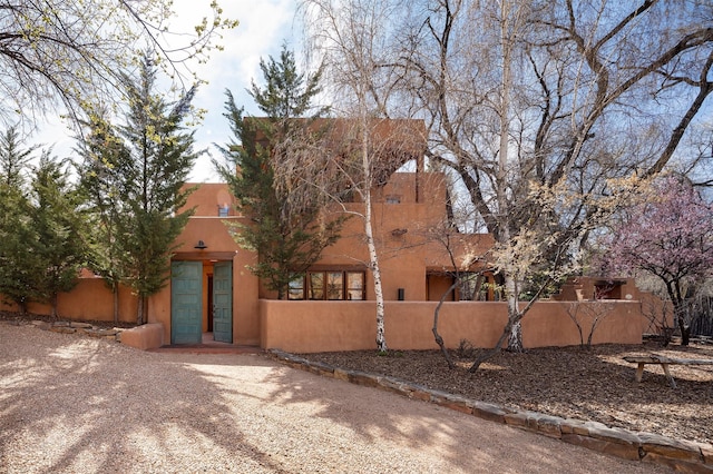 6 El Nido Ln, Santa Fe, NM 87506 - southwest-style home featuring stucco siding and a fenced front yard