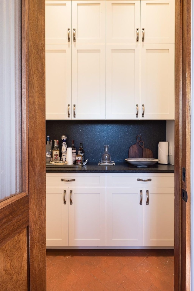 6 El Nido Ln, Santa Fe, NM 87506 - bar featuring decorative backsplash and indoor bar