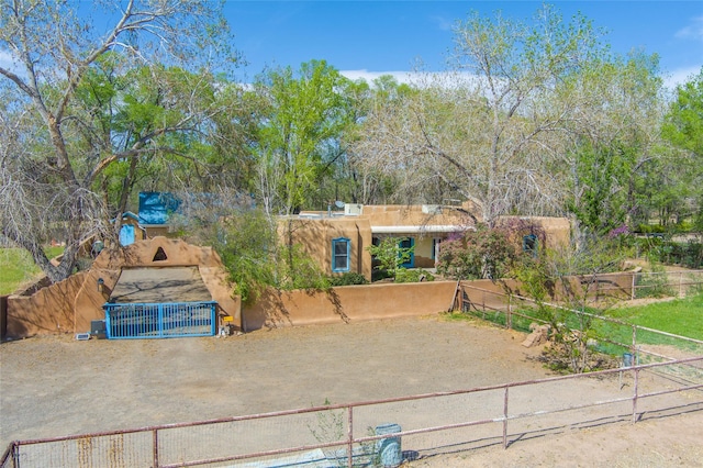 view of front of property featuring a fenced front yard