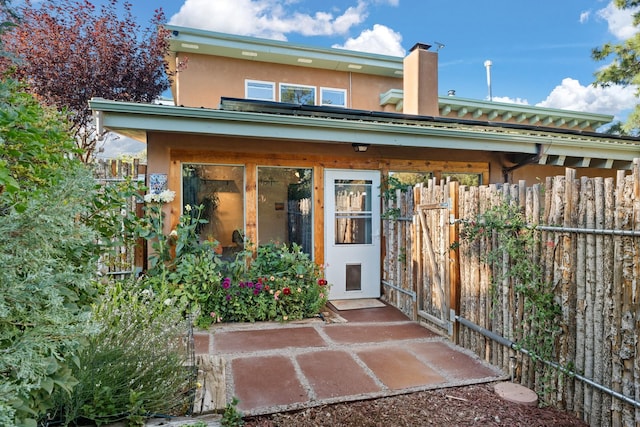 7689 Old Santa Fe Trl Unit C, Santa Fe, NM 87505 - exterior space featuring stucco siding and fence