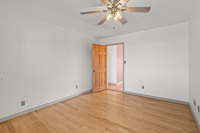 unfurnished room featuring light wood-style flooring, baseboards, and a ceiling fan
