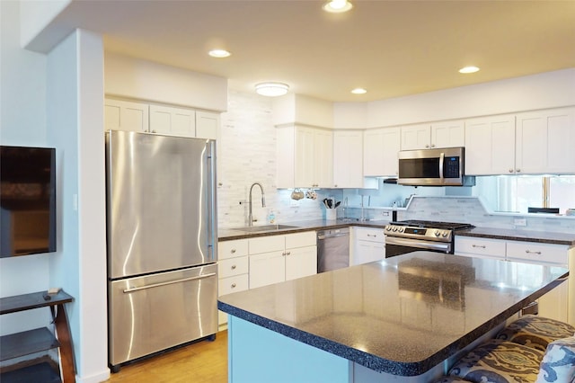 4715 Quemazon, Los Alamos, NM 87544 - kitchen featuring stainless steel appliances, light wood-style flooring, a sink, and backsplash