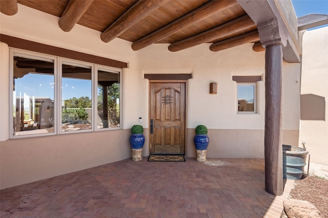 view of exterior entry with stucco siding