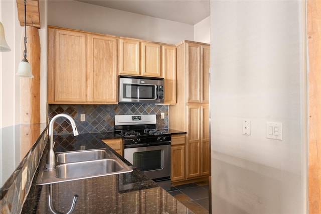 1405 Vegas Verdes Unit 136, Santa Fe, NM 87507 - kitchen featuring stainless steel appliances, a sink, light brown cabinetry, tasteful backsplash, and dark stone countertops