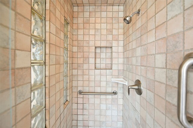 bathroom featuring a tile shower