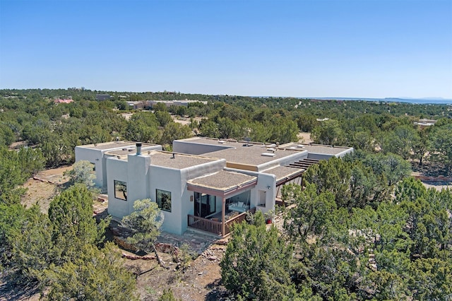 birds eye view of property featuring a forest view