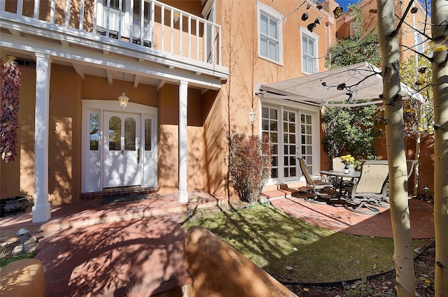 511 Armijo Unit C, Santa Fe, NM 87501 - entrance to property with a patio, french doors, stucco siding, and a balcony