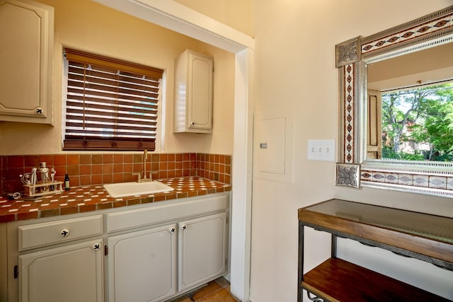 bathroom with vanity and decorative backsplash