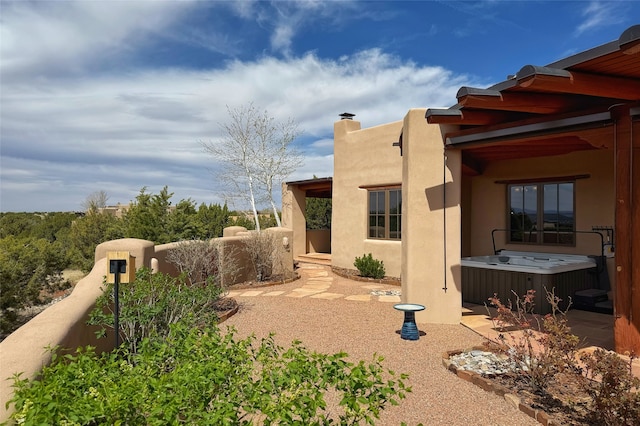 view of yard with a hot tub