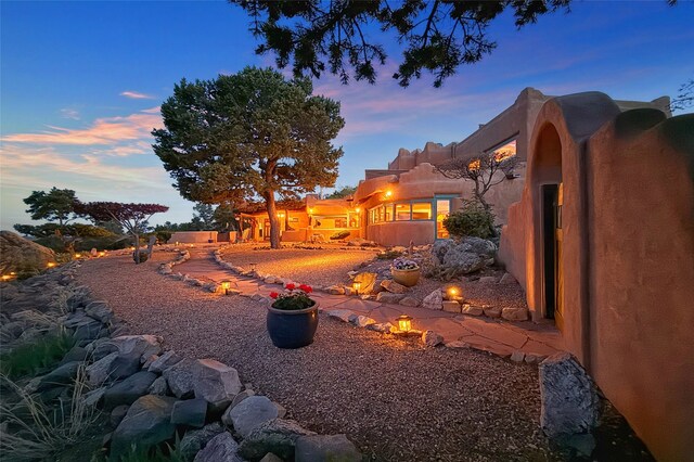 view of yard at dusk