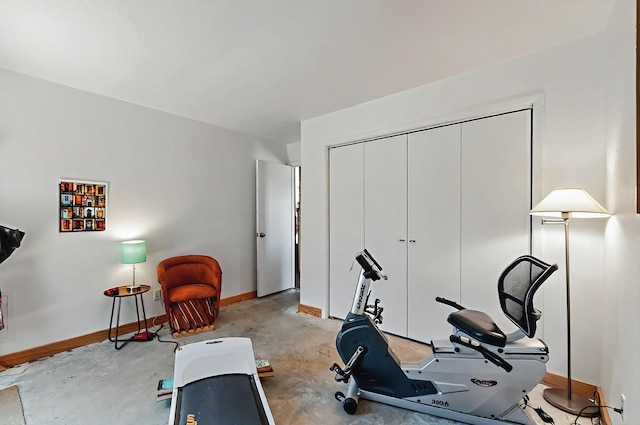exercise area featuring baseboards