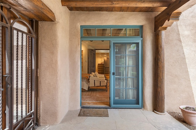 view of exterior entry with stucco siding