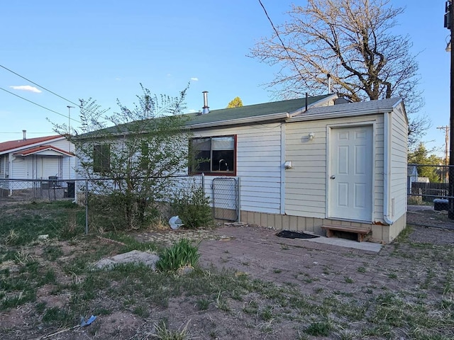 3546 Questa Dr, Los Alamos, NM 87544 - rear view of property with fence
