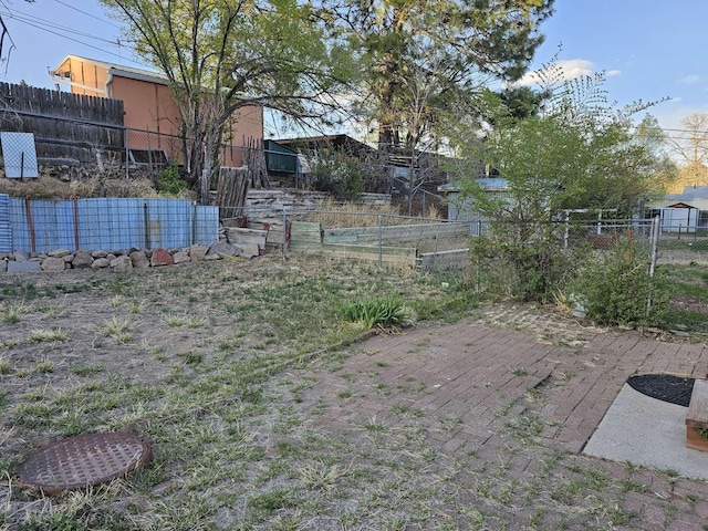 3546 Questa Dr, Los Alamos, NM 87544 - view of yard featuring a patio and fence