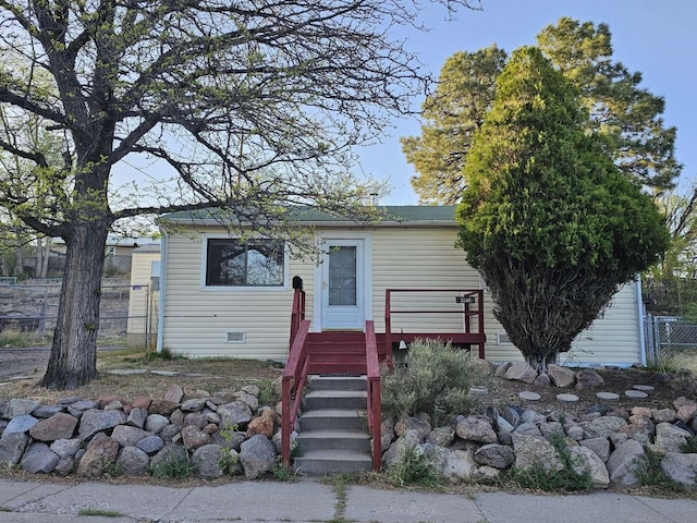 3546 Questa Dr, Los Alamos, NM 87544 - view of front facade featuring fence