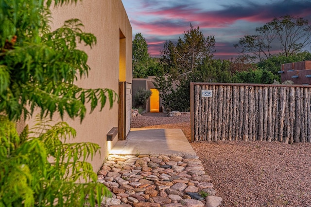 161 S Armijo Ln, Santa Fe, NM 87501 - yard at dusk featuring fence